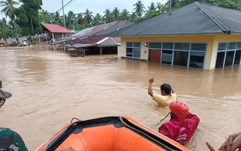 Korban Banjir & Longsor di Sumatra Capai Ratusan — Ribuan Warga Mengungsi, Status Darurat Ditetapkan