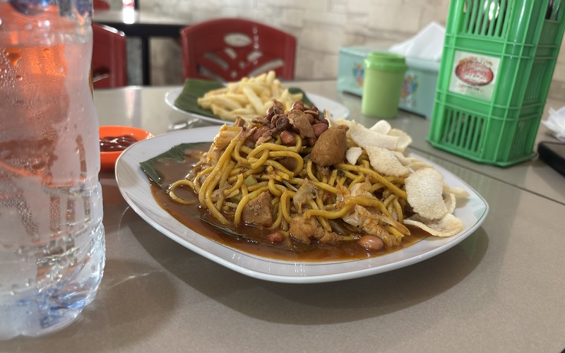 Mie Aceh Pertama: Rasanya Bintang Lima, Lokasinya Kaki Lima yang Buka 24 Jam